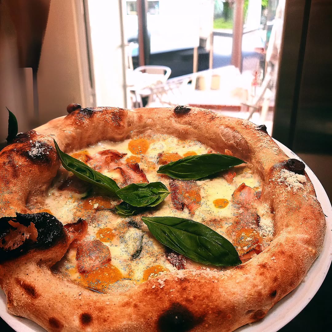 Carbonara pizza.